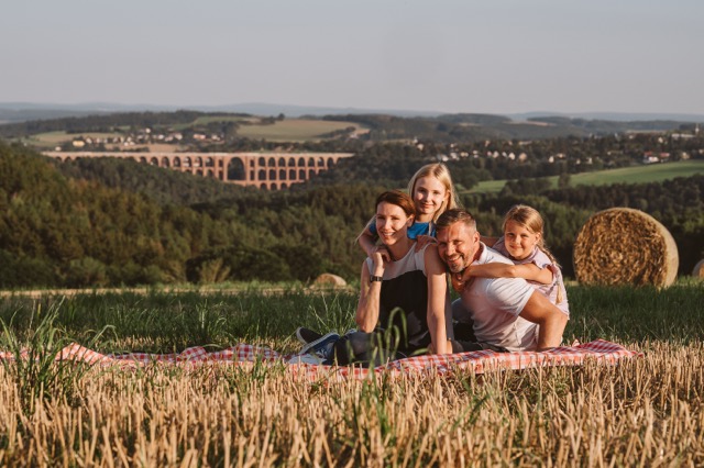 Familie_Rad - Picknick Göltzschtalbrücke_Archiv TVV_K. Pool