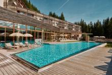 Traumhafte Holzfassade und Pool
